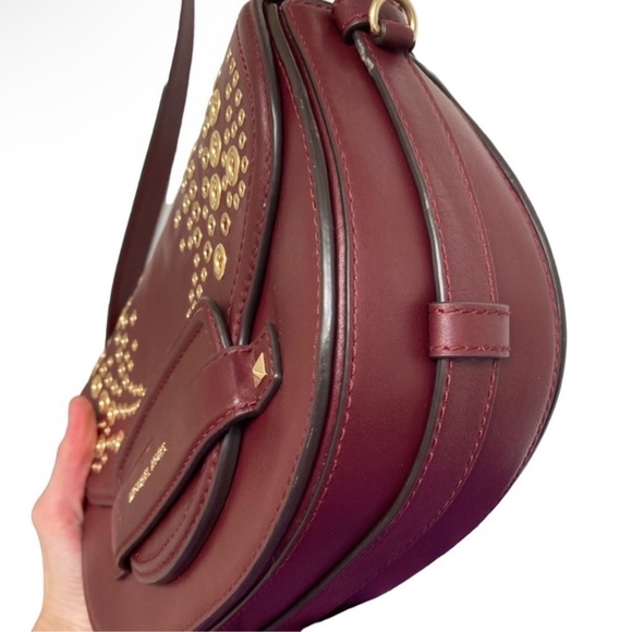 Michael kors Cary medium grommeted saddle bag in burgundy leather - Picture 3 of 13